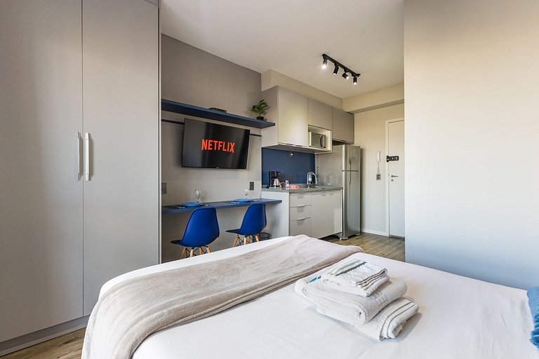 Studio frente ao Metrô + Vaga, Piscina e Rooftop!