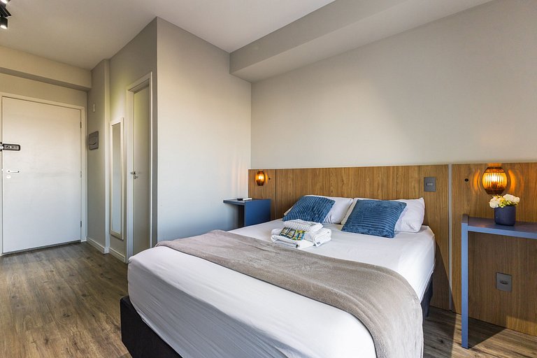 Studio frente ao Metrô + Piscina e Rooftop!