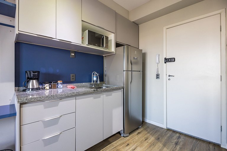 Studio frente ao Metrô + Piscina e Rooftop!