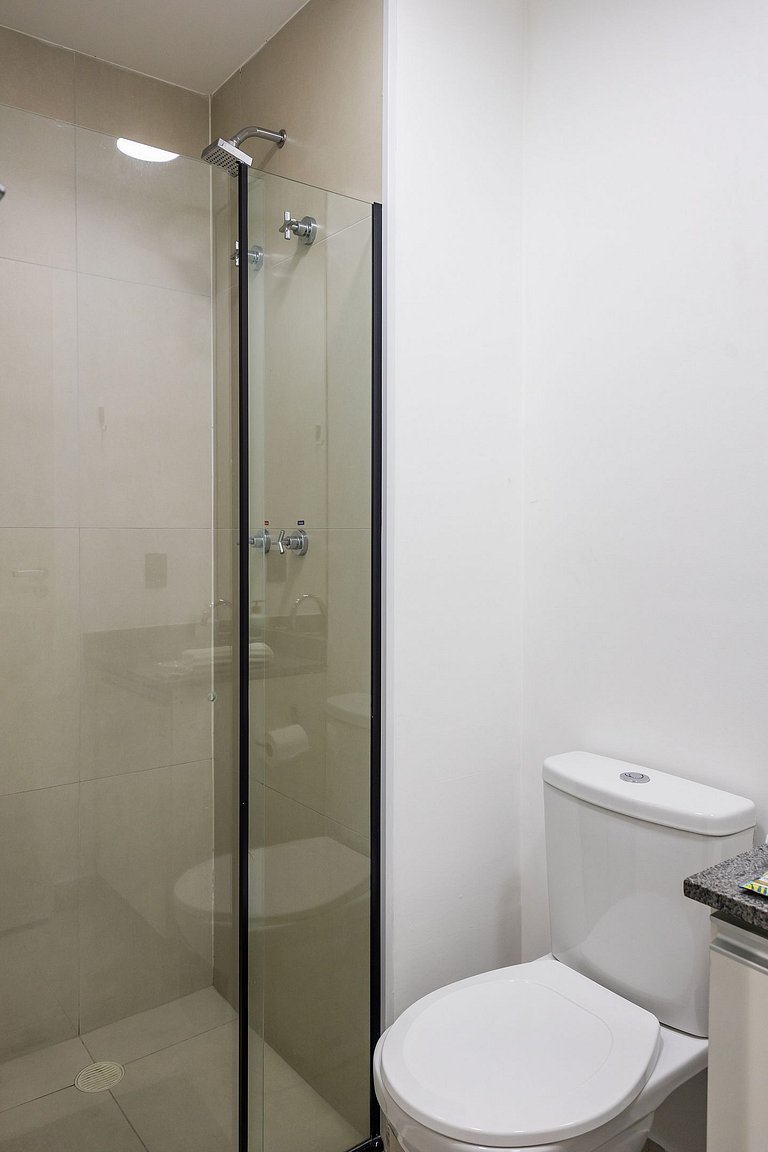 Studio frente ao Metrô + Piscina e Rooftop!