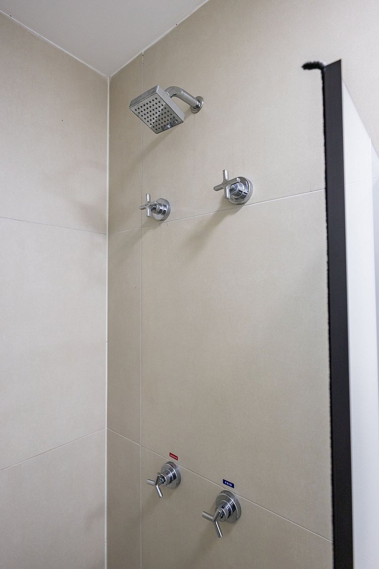 Studio frente ao Metrô + Piscina e Rooftop!