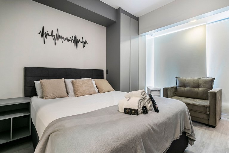 Studio Cama Queen 16º andar + AC, Piscina e Metrô