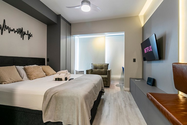 Studio Cama Queen 16º andar + AC, Piscina e Metrô