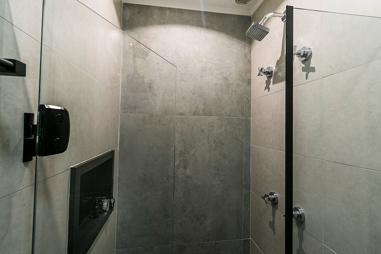 Studio Cama Queen 16º andar + AC, Piscina e Metrô