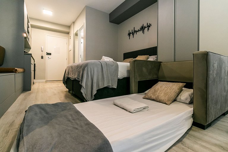 Studio Cama Queen 16º andar + AC, Piscina e Metrô