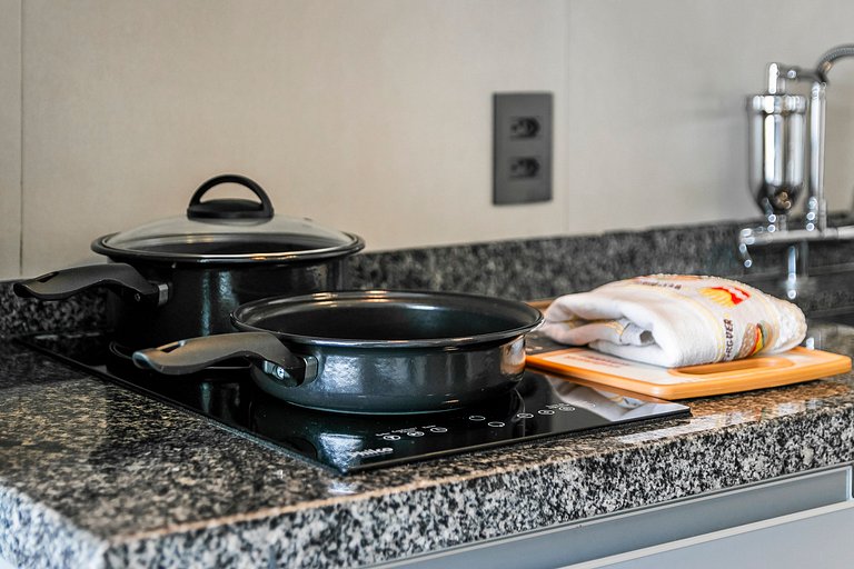 Studio Cama Queen 16º andar + AC, Piscina e Metrô