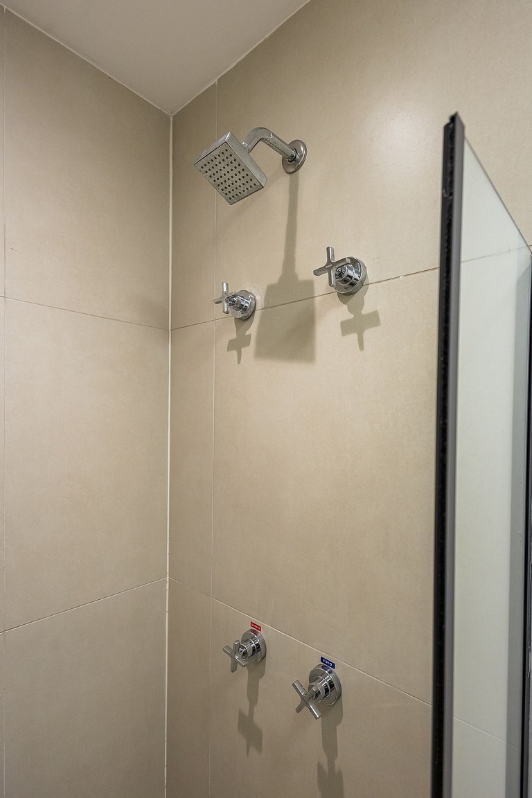 Apê Cama KING - 17º andar + AC, Piscina e Metrô